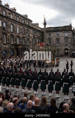 Édimbourg, Écosse, le 11 septembre 2022. La proclamation publique de l'accession du roi Charles III, à la Croix de Mercat, sur la rue Royal Mile High, à Édimbourg, Écosse, le 11 septembre 2022. Crédit photo: Jeremy Sutton-Hibbert/ Alamy Live news. Banque D'Images