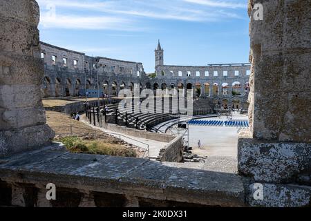 Pula, Croatie - 12 juillet 2022 : l'arène Pula est un amphithéâtre romain. Il a été construit entre 27 av. J.-C. et 68 après J.-C. et fait partie des six plus grandes arènes romaines encore en vie au monde Banque D'Images