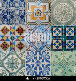 Collage de différents carreaux de céramique à motifs colorés de la façade de maisons anciennes à Lisbonne Portugal. Ensemble de décorations azulejos traditionnelles portugaises Banque D'Images