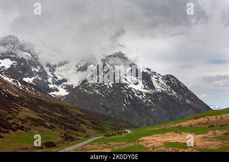 Le Col de Lauteret, avec le D1091 de Grenoble à Briançon près du sommet: Hautes-Alpes, France Banque D'Images