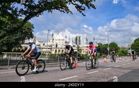 Brighton UK 11th septembre 2022 - les Riders qui prennent part au London to Brighton Cycle Ride près de la ligne d'arrivée en passant devant le Pavillon Royal de Brighton . Le trajet est en aide à de nombreuses œuvres caritatives, y compris la Great Ormond Street Hospital ChildrenÕs Charity : Credit Simon Dack / Alamy Live News Banque D'Images