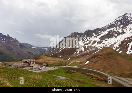 Le Col de Lauteret, avec le D1091 de Grenoble à Briançon au sommet : Hautes-Alpes, France Banque D'Images