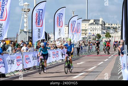 Brighton Royaume-Uni 11th septembre 2022 - Riders prenant part à la randonnée à vélo de Londres à Brighton près de la ligne d'arrivée sur le front de mer de Brighton . Le trajet est en aide à de nombreuses œuvres caritatives, y compris la Great Ormond Street Hospital ChildrenÕs Charity : Credit Simon Dack / Alamy Live News Banque D'Images