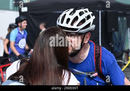 Brighton UK 11th septembre 2022 - Un finisseur heureux se baiser après avoir terminé le tour de Londres à Brighton sur le front de mer. Le trajet est en aide à de nombreuses œuvres caritatives, y compris la Great Ormond Street Hospital ChildrenÕs Charity : Credit Simon Dack / Alamy Live News Banque D'Images