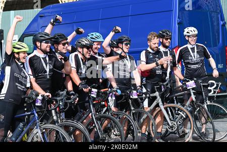 Brighton Royaume-Uni 11th septembre 2022 - les Riders célèbrent après avoir terminé le tour à vélo de Londres à Brighton sur le front de mer . Le trajet est en aide à de nombreuses œuvres caritatives, y compris la Great Ormond Street Hospital ChildrenÕs Charity : Credit Simon Dack / Alamy Live News Banque D'Images