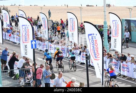 Brighton UK 11th septembre 2022 - Riders prenant part au London to Brighton cycle Ride près de la ligne d'arrivée sur le front de mer . Le trajet est en aide à de nombreuses œuvres caritatives, y compris la Great Ormond Street Hospital ChildrenÕs Charity : Credit Simon Dack / Alamy Live News Banque D'Images