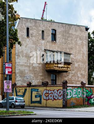 Mur d'art urbain et balcon sur Firewall of Building, Ollenhauerstrasse, Reinickendorf, Berlin, Allemagne Banque D'Images