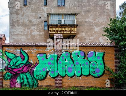 Mur d'art urbain et balcon sur Firewall of Building, Ollenhauerstrasse, Reinickendorf, Berlin, Allemagne Banque D'Images