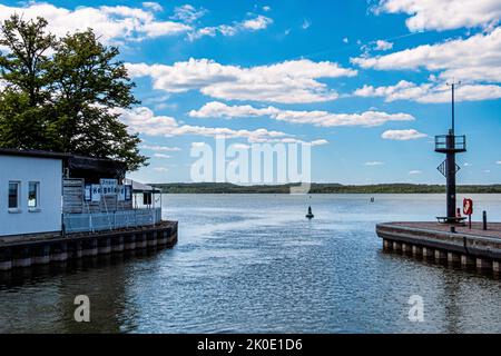 Entrée du port de la ville, Zierker See, Neustrelitz, Mecklenburg-Vorpommern, Allemagne Banque D'Images