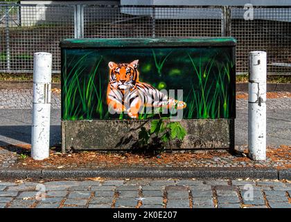 Faune urbaine. Peinture de Tiger sur Utility box dans Alt-Reinickendorf,Berlin,Allemagne Banque D'Images