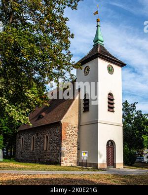 Dorfkirche, Alt Reinickendorf, Berlin. Église du village construite en between1482 et 1489. Le bâtiment et la tour de l'église en maçonnerie mixte est un monument classé Banque D'Images