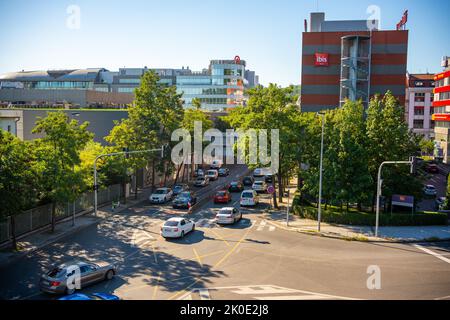 Prague, République Tchèque - 2 septembre 2022: Jonction d'autoroute avec entrée dans le tunnel de Mrazovka dans la région de Smichov. La route est relativement libre Banque D'Images