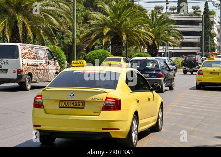 Athènes, Grèce - 2022 mai : taxi jaune sur l'une des rues de la ville en circulation Banque D'Images