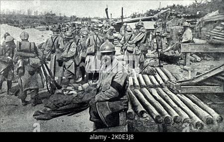 Avant une attaque, l'infanterie française se refuge dans une tranchée. Front de l'Ouest première Guerre mondiale, 1915. Banque D'Images