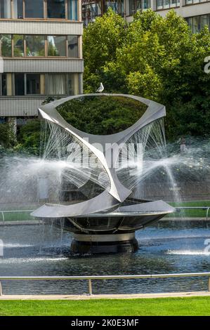 Torsion tournante, fontaine moderne, hôpital St Thomas, londres, angleterre, royaume-uni, sculpture cinétique et fontaine, artiste constructiviste Naum Gabo Banque D'Images