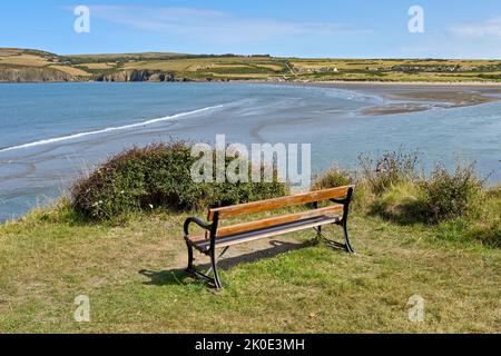 Newport, Pembrokeshire, pays de Galles - août 2022 : banc en bois au bord d'une falaise surplombant Newport Sands Banque D'Images