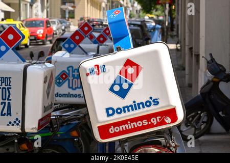 Athènes, Grèce - Mai 2022: Gros plan de la boîte à conteneurs isolée à l'arrière d'un scooter de livraison pour la chaîne de pizzas à emporter de Domino Banque D'Images