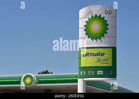 Argostili, Grèce - juin 2022 : panneau devant une station-service en Grèce exploitée par BP Banque D'Images