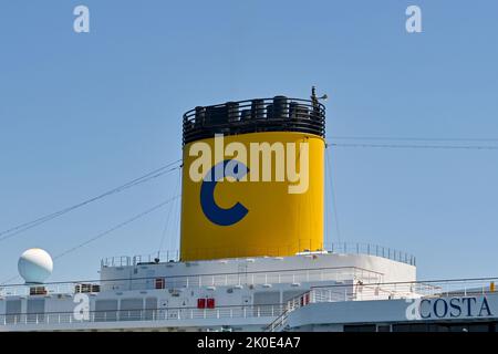Corfou, Grèce - juin 2022 : symbole de marque sur l'entonnoir d'une puce Costa Cruises Banque D'Images
