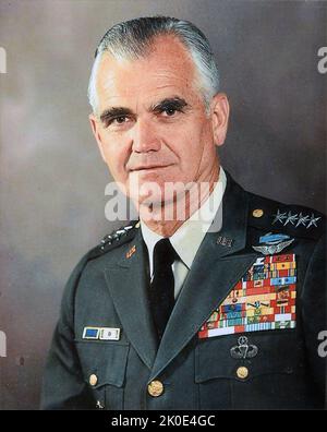 William Childs Westmoreland (26 mars 1914 - 18 juillet 2005) était un général de l'armée des États-Unis, plus particulièrement commandant des forces américaines pendant la guerre du Vietnam de 1964 à 1968. Il a été chef d'état-major de l'armée des États-Unis de 1968 à 1972. Banque D'Images