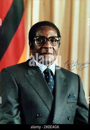 Signé des photographies de Robert Mugabe (1924 - 2019) révolutionnaire et politicien zimbabwéen qui a été Premier ministre du Zimbabwe de 1980 à 1987, puis président de 1987 à 2017. Banque D'Images