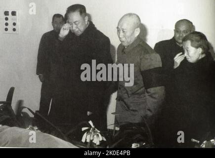 Hua Guofeng et Wang Zhen visitent le corps du Premier ministre chinois Zhou Enlai après sa mort à l'hôpital. Janvier 1976. Banque D'Images