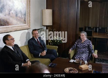 Le Premier ministre israélien Golda Meir reçoit le président américain Richard Nixon et le secrétaire d'État Henry Kissinger. Le président Nixon a été le premier président américain à se rendre en Israël. 1974. Banque D'Images