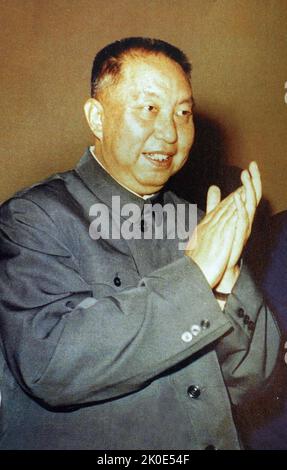 Hua Guofeng (1921 - 2008), homme politique chinois qui a été président du Parti communiste de Chine et premier ministre de la République populaire de Chine. Le successeur désigné de Mao Tsé-toung, Hua a occupé les principaux postes du gouvernement, du parti et de l'armée après la mort de Mao et du premier ministre Zhou Enlai. Banque D'Images
