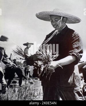 Hua Guofeng (1921 - 2008), homme politique chinois qui a été président du Parti communiste de Chine et premier ministre de la République populaire de Chine. Le successeur désigné de Mao Tsé-toung, Hua a occupé les principaux postes du gouvernement, du parti et de l'armée après la mort de Mao et du premier ministre Zhou Enlai. Banque D'Images