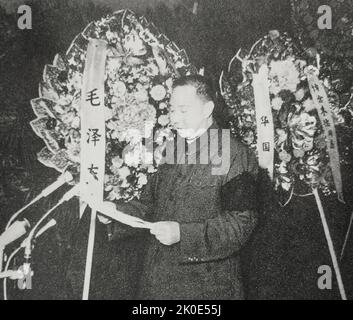 Hua Guofeng le dirigeant chinois lit une éloge au service commémoratif de Zhu de, tenu dans le Grand Hall du peuple, Zhu de (1886 - 1976) était un général chinois, stratège militaire, homme politique, révolutionnaire du Parti communiste chinois. Banque D'Images