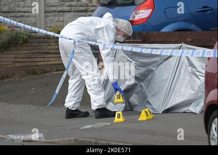 Newbury Lane, Oldbury, Angleterre - 11 septembre 2022 - la scène de crime de Wolverhampton Road - la police des West Midlands enquête sur une tentative de meurtre sur Newbury Lane, à Oldbury, où un homme de 32 ans a été poignardé, le faisant subir de graves blessures. Les officiers ont bouclé une rangée de logements où l'attaque a eu lieu. Une maison était également habitée par des officiers. À environ un quart de mile de la scène, la police a également fermé une partie de la route Wolverhampton où un véhicule Mercedes s'était écrasé près d'un garage Esso. Banque D'Images