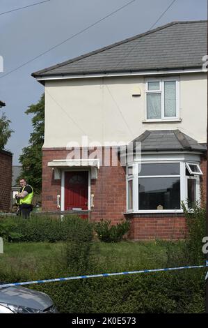 Newbury Lane, Oldbury, Angleterre - 11 septembre 2022 - la scène de crime de Wolverhampton Road - la police des West Midlands enquête sur une tentative de meurtre sur Newbury Lane, à Oldbury, où un homme de 32 ans a été poignardé, le faisant subir de graves blessures. Les officiers ont bouclé une rangée de logements où l'attaque a eu lieu. Une maison était également habitée par des officiers. À environ un quart de mile de la scène, la police a également fermé une partie de la route Wolverhampton où un véhicule Mercedes s'était écrasé près d'un garage Esso. Banque D'Images