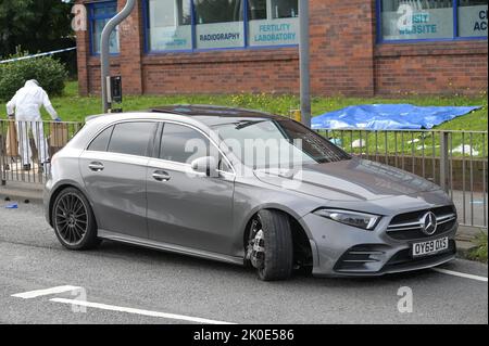 Wolverhampton Road, Oldbury, Angleterre - 11 septembre 2022 - la scène de crime de Wolverhampton Road - la police des West Midlands enquêtent sur une tentative de meurtre sur Newbury Lane, à Oldbury, où un homme de 32 ans a été poignardé, le faisant subir de graves blessures. Les officiers ont bouclé une rangée de logements où l'attaque a eu lieu. Une maison était également habitée par des officiers. À environ un quart de mile de la scène, la police a également fermé une partie de la route Wolverhampton où un véhicule Mercedes s'était écrasé près d'un garage Esso. Banque D'Images