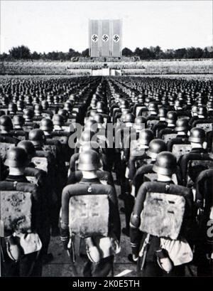 Le rallye de Nuremberg est le rassemblement annuel du Parti nazi en Allemagne, qui s'est tenu de 1923 à 1938. Ils ont été de grands événements de propagande nazie, en particulier après l'arrivée au pouvoir d'Adolf Hitler en 1933. Ces événements ont eu lieu sur les lieux de rassemblement du parti nazi à Nuremberg de 1933 à 1938. Banque D'Images