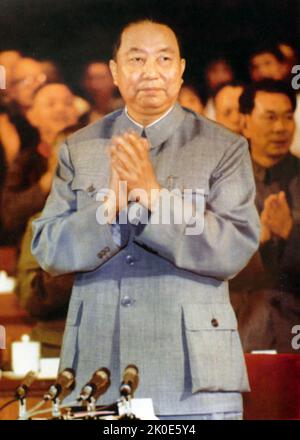 Hua Guofeng (1921 - 2008) politicien chinois qui a été président du Parti communiste de Chine et premier ministre de la République populaire de Chine. Hua a occupé les principaux postes du gouvernement, du parti et de l'armée après la mort du premier ministre Zhou et du président Mao, mais a été forcé de quitter le pouvoir politique majeur par des dirigeants de parti plus influents en juin 1981. Banque D'Images