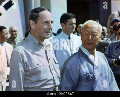 Syngman Rhee et le général Douglas MacArthur, 1948. Syngman Rhee (1875 - 1965) politicien sud-coréen qui a été le premier président de la Corée du Sud de 1948 à 1960. Rhee a également été le premier et le dernier président du Gouvernement provisoire de la République de Corée de 1919 à sa destitution en 1925 et de 1947 à 1948. Douglas MacArthur (26 janvier 1880 - 5 avril 1964) était un chef militaire américain qui a servi comme général de l'armée pour les États-Unis, ainsi qu'un maréchal de l'armée philippine. Banque D'Images