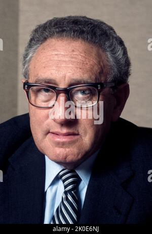 Henry Alfred Kissinger (né en 1923), politicien américain, diplomate et consultant géopolitique qui a servi comme secrétaire d'État et conseiller à la sécurité nationale des États-Unis sous les administrations présidentielles de Richard Nixon et Gerald Ford. Réfugié juif qui a fui l'Allemagne nazie avec sa famille en 1938, il est devenu conseiller à la sécurité nationale en 1969 et secrétaire d'État américain en 1973. Pour ses actions de négociation d'un cessez-le-feu au Vietnam, Kissinger a reçu le Prix Nobel de la paix 1973. Banque D'Images