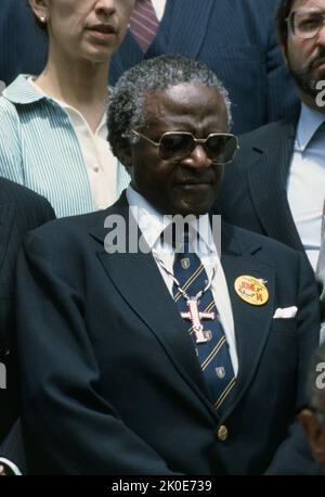 Desmond Mpilo Tutu (né en 1931); religieux et théologien anglican d'Afrique du Sud, connu pour son travail en tant que militant contre l'apartheid et les droits de l'homme. Il a été évêque de Johannesburg de 1985 à 1986, puis archevêque de Cape Town de 1986 à 1996. Banque D'Images