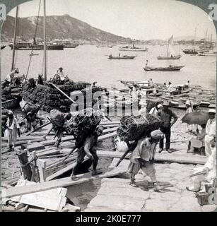 Joseon Era, Corée, 1890-1900. Scène de rue montrant Junks arrivant dans un port chargé de poisson séché. Banque D'Images