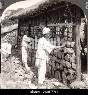 Joseon Era, Corée, 1890-1900. Scène de rue montrant la maison construite avec de la boue de pierre et un cadre en bois. Banque D'Images