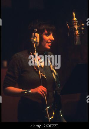 1971 photographie d'un enregistrement de Liza May Minnelli (née en 1946) actrice, chanteuse et danseuse américaine. Connue pour sa présence sur scène et sa puissante voix au chant alto, Minnelli fait partie d'un groupe rare d'artistes qui ont reçu un Emmy, un Grammy (Grammy Legend Award), un Oscar et un Tony (EGOT). Banque D'Images