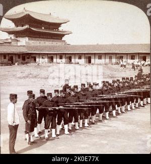 Joseon Era, Corée, 1890-1900. Scène montrant les gardes royaux en pratique au fusil au Palais Gyeongbokgung, Séoul. Banque D'Images