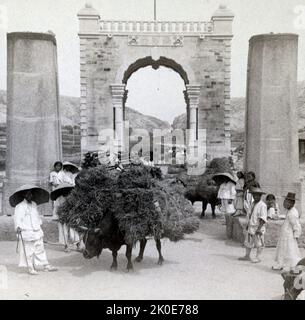 Joseon Era, Corée, 1890-1900. Scène montrant la porte Dongnimmun (l'indépendance), une porte du mémorial située à Séoul, en Corée du Sud. La porte a été construite à la suite de la première guerre sino-japonaise pour inspirer un esprit d'indépendance loin du statut antérieur de la Corée en tant qu'État tributaire chinois, qui a été déclaré par le Traité de Shimonoseki. Banque D'Images