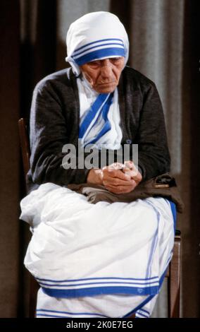 Mère Mary Teresa Bojaxhiu (née Anjeze Gonxhe Bojaxhiu 1910 - 1997), honorée dans l'Église catholique comme Sainte Thérèse de Calcutta. Nonne catholique albanaise-indienne et missionnaire. En 1950, Teresa fonda les Missionnaires de la Charité, une congrégation religieuse catholique romaine qui comptait plus de 4 500 religieuses et était active dans 133 pays en 2012. Banque D'Images