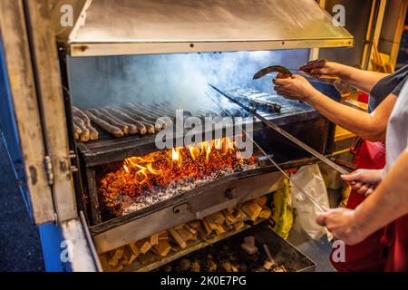 Bratwurst de Coburg, plat traditionnel à Coburg, Allemagne. Ils sont rôtis sur des cônes de pin et du bois de hêtre. Banque D'Images