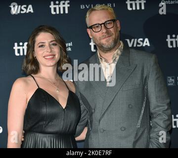 Toronto, Canada. 10th septembre 2022. Seth Rogen (R) et son épouse Lauren Miller Rogen assistent à la première mondiale de « The Fabelmans » au Princess of Wales Theatre pendant le Festival international du film de Toronto, à Toronto, au Canada, sur 10 septembre 2022. Photo de Chris Chew/UPI crédit: UPI/Alay Live News Banque D'Images