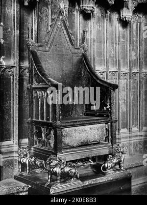 Photo du dossier datée de 1910 du trône royal de l'abbaye de Westminster, avec la Pierre de Scone, également connue sous le nom de Pierre écossaise du destin. La Pierre du destin sera déplacée du château d'Édimbourg à Londres pour le couronnement du nouveau roi. Le trône de la reine Elizabeth II s'assit sur la stome lorsqu'elle fut couronnée en 1953 à l'abbaye de Westminster. Cet objet historique a été restitué en Écosse il y a plus de 25 ans, mais il sera transféré à Londres pour la cérémonie. Date de publication : dimanche 11 septembre 2022. Banque D'Images