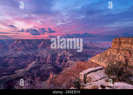 Une vue sur le parc national du Grand Canyon, à la fois magnifique et spectaculaire, pendant un coucher de soleil de moody, montre les détails complexes des crêtes et des formati Banque D'Images