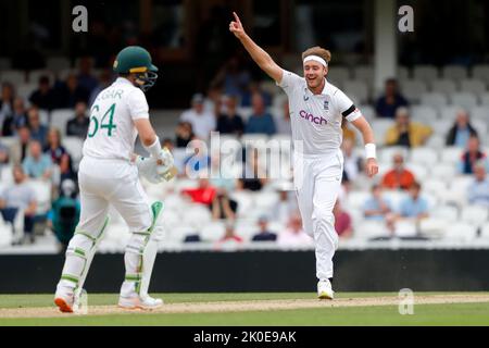 Londres, Royaume-Uni. 11th septembre 2022. Stuart Broad d'Angleterre célèbre après avoir rejeté Dean Elgar d'Afrique du Sud pendant le LV= Insurance Test Match Angleterre contre Afrique du Sud au Kia Oval, Londres, Royaume-Uni, 11th septembre 2022 (photo de Ben Whitley/News Images) à Londres, Royaume-Uni le 9/11/2022. (Photo de Ben Whitley/News Images/Sipa USA) crédit: SIPA USA/Alay Live News Banque D'Images