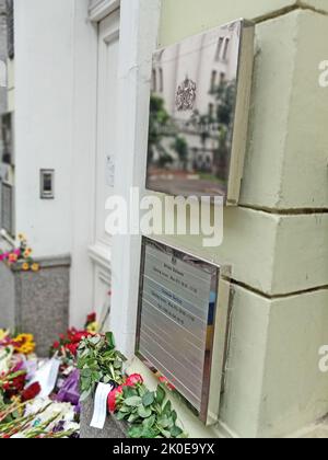 Fleurs et message laissé par le public près de l'ambassade britannique (ambassade de Grande-Bretagne) à Kiev comme un hommage à la mémoire de la reine Élisabeth II sur 09 septembre 2022 à Kiev, Ukraine. La reine Elizabeth II meurt sur 8 septembre 2022 à l'âge de 96 ans. Banque D'Images